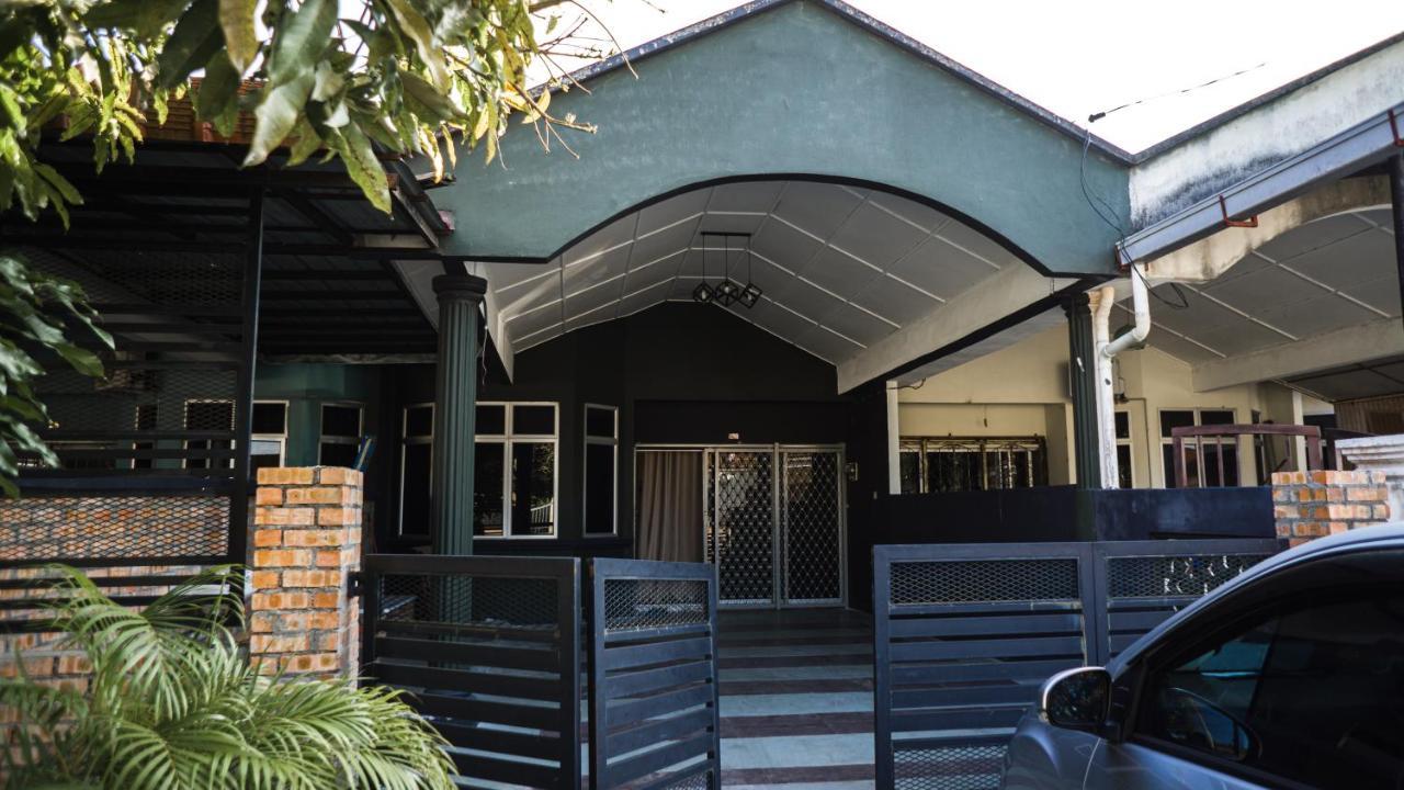 Nikqi'S Homestay เตเมอร์โลห์ ภายนอก รูปภาพ